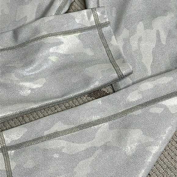 Zyia Active Silver Camo Metallic Pocket Light N Tight Hi Rise Capri Leggings - Picture 15 of 16